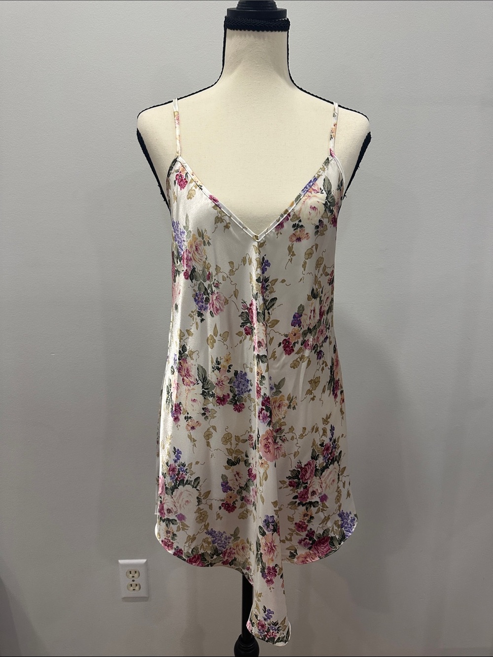 VINTAGE La Vie En Rose Ivory Cream Satin Slip Pink Purple Floral Size Large
